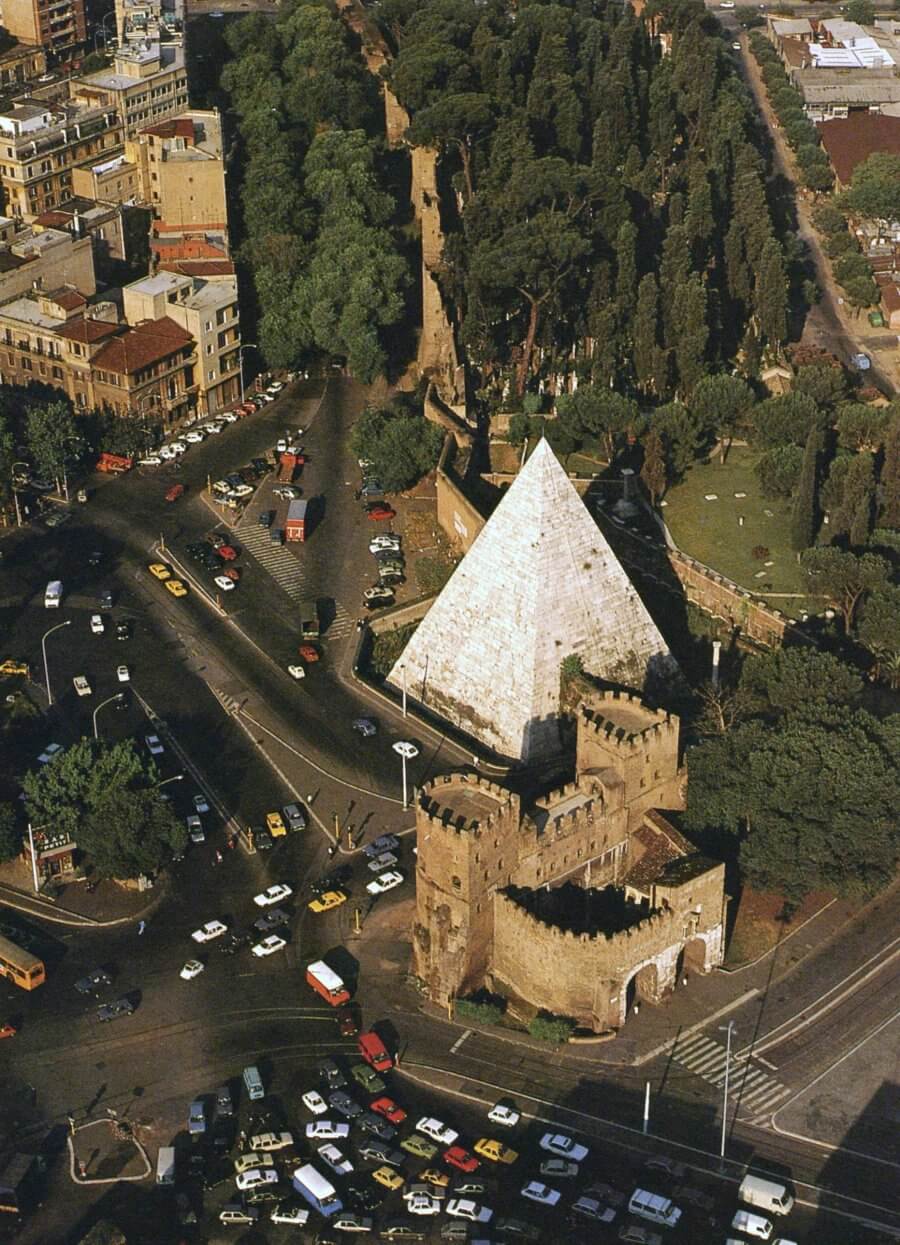 Вид на пирамиду Цестия